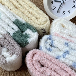 Gros plan de chaussettes d'intérieur épaisses en polaire corail avec texture moelleuse