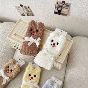 Detailansicht der kuscheligen Korallenvlies-Socken mit süßer Bären-Stickerei im Set
