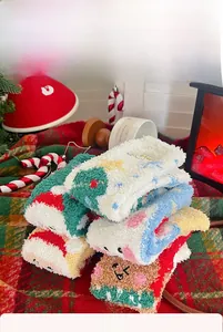 Chaussettes de Noël en polaire corail avec motifs d'ours dans un décor d'hiver