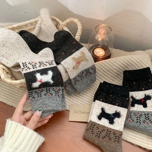Détail de chaussettes d'hiver en coton avec broderie de chien et motifs ethniques