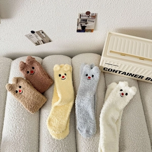 Detailtextur dicker Korallenvlies-Socken mit 3D-Bärenohren und Tierstickerei