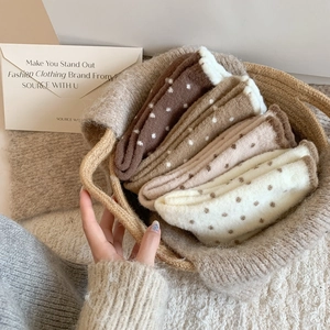 Cinq paires de chaussettes thermiques en laine à pois aux tons terreux pour l'hiver
