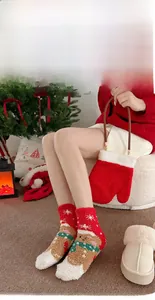 Gros plan de chaussettes de Noël en molleton corail rouge avec broderie bonhomme de pain d'épices