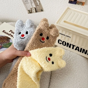 Drei Paar dicke Korallenvlies-Tiersocken mit 3D-Ohren und süßen Stickereidetails