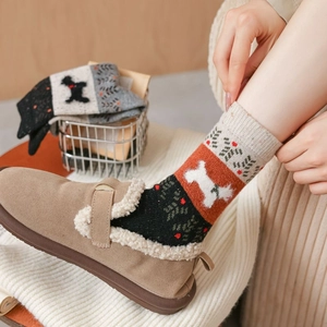 Détail de la maille des chaussettes chiot avec fil pointillé chaud et couleurs contrastées