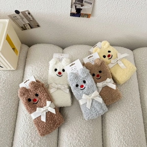 Detail von Korallenfleece-Wintersocken mit 3D-Tierohren und weißen Seidenschleifen
