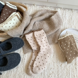 Gros plan de chaussettes thermiques épaisses à pois avec doublure en polaire douce