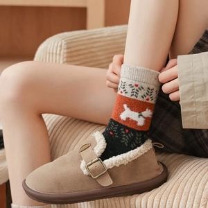 Détail de chaussettes en tricot chaud avec motif chien et pantoufles fourrées