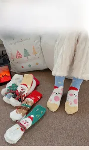 Détails de chaussettes de Noël chaudes en polaire corail avec motifs festifs variés