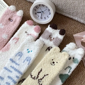 Détails des chaussettes épaisses en polaire corail avec broderie d'animaux mignons