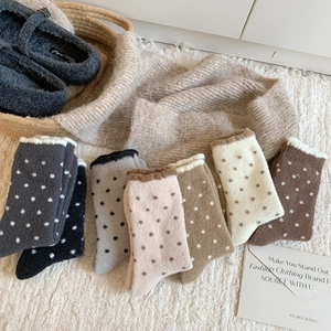 Détails de chaussettes thermiques pelucheuses à pois avec revers doux pour l'hiver