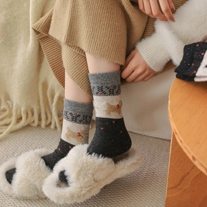 Détails de chaussettes d'hiver chaudes avec broderie chiot dessin animé et tricot épais