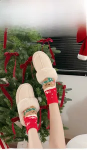 Coffret cadeau de Noël avec chaussons en peluche et chaussettes thermiques festives