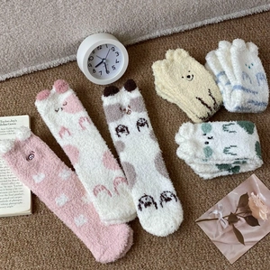Détails de chaussettes en polaire corail avec broderies de dessins animés et oreilles d'animaux