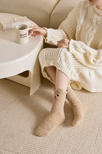 Khaki Korallenvlies-Socken mit Smiley-Stickerei in gemütlicher häuslicher Umgebung