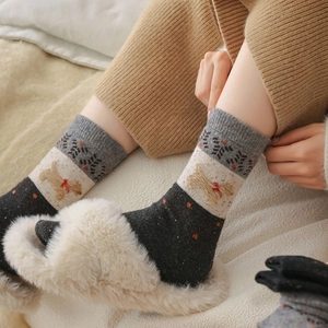 Détail des chaussettes en tricot chaud avec motif chien mignon et pois pour l'hiver