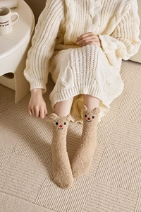 Detail von warmen Korallenfleece-Socken mit 3D-Hirschohren und Rentier-Stickerei