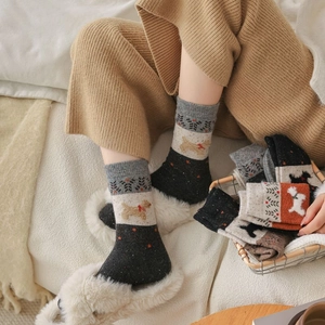 Détail de chaussettes en tricot chaud avec motif de chiot dessin animé et blocs de couleurs