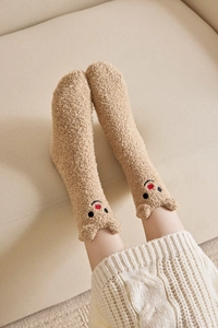 Detailansicht dicker Korallenfleece-Socken mit 3D-Tierohren und süßem Stickgesicht
