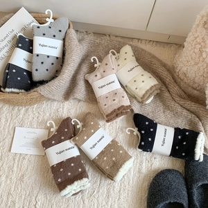 Détail de chaussettes thermiques épaisses à pois en six couleurs avec doublure polaire
