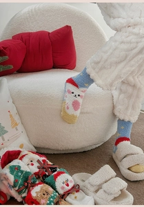 Vue détaillée des chaussettes de Noël en polaire corail avec motifs de fête mignons