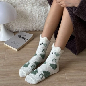 Chaussettes femme en polaire corail avec oreilles d'ours et pois verts sur fond blanc