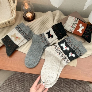 Gros plan détaillé de chaussettes d'hiver en tricot avec motifs de chiens Terrier écossais