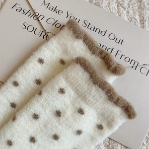 Texture détaillée des chaussettes en peluche à pois avec poignets épais en polaire brune