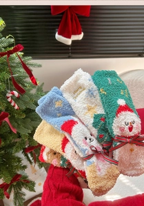 Détails des chaussettes de Noël en polaire corail avec broderies et nœuds écossais
