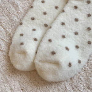 Détails de chaussettes thermiques à pois avec une texture en polaire épaisse