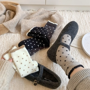 Ensemble d'hiver avec chaussettes à pois et chaussures Mary Jane en peluche sur tricot