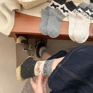 Gros plan de chaussettes d'hiver en tricot avec motif chien et texture laineuse