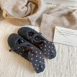 Gros plan de chaussures Mary Jane gris foncé avec chaussettes à pois et accessoires en tricot