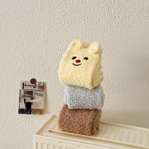 Detailansicht von drei Paar dicken Korallenfleece-Wintersocken mit süßer Tierbestickung