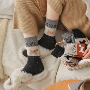 Chaussettes d'hiver en tricot pour femmes avec jacquard de chiot et motifs à vagues