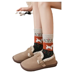 Pantoufles en daim marron avec doublure pelucheuse et chaussettes à motif chien