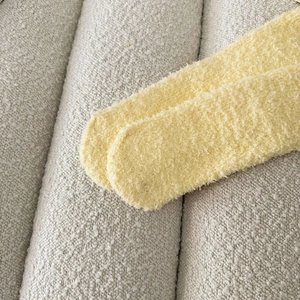 Nahaufnahme gelber Korallenvlies-Thermosocken mit flauschiger Textur für warme Wintertage