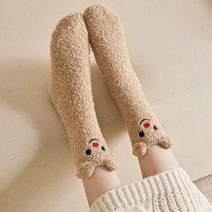 Dicke warme Korallenvlies-Socken in Kamelbraun mit 3D-Tierohren und gesticktem Bärengesicht