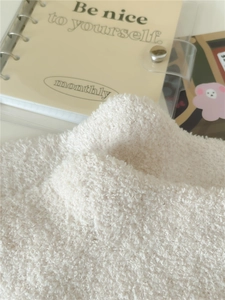 Dettaglio del tessuto in pile sherpa spesso bianco crema delle calze invernali calde