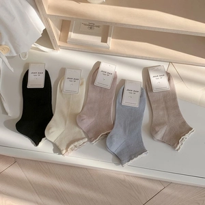 Détail de cinq paires de chaussettes en fibre de bambou avec bordure en dentelle délicate