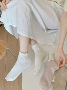 Détail de chaussettes en fibre de bambou avec bords ondulés et maille côtelée