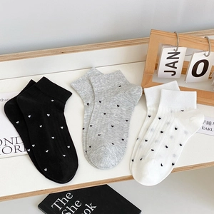 Detailed view of breathable cotton ankle socks in black, gray, and white with heart patterns