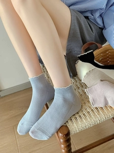 Gros plan de chaussettes en fibres de bambou avec bords ondulés en couleurs pastel