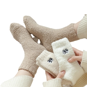 Calze spesse in pile corallo con ricamo occhi per calore invernale e massimo comfort