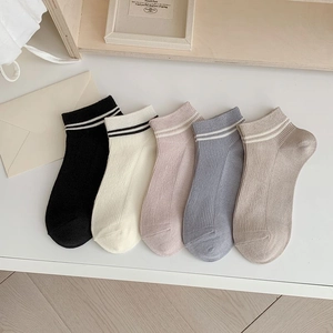 Cinq paires de chaussettes courtes en fibre de bambou aux couleurs pastel avec rayures