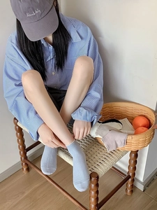 Gros plan de chaussettes douces en fibre de bambou bleu clair et beige côtelées