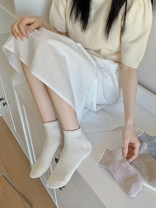 Détail de chaussettes en fibre de bambou avec bords à volants et côtes verticales