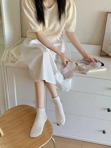 Détails de chaussettes en fibres de bambou aux couleurs pastels et bords roulés