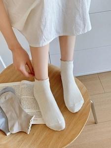 Chaussettes courtes en fibre de bambou pour femme avec texture côtelée et style minimaliste