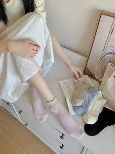 Détail de chaussettes en fibre de bambou avec bordure ondulée et maille côtelée